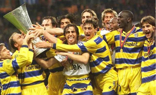  热刺核心伤退陷困境，小将临危救主保留欧战希望  