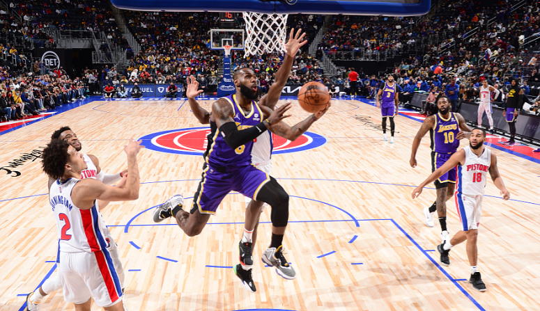  亚历山大关键抢断反击，雷霆逆转活塞终结三连败  