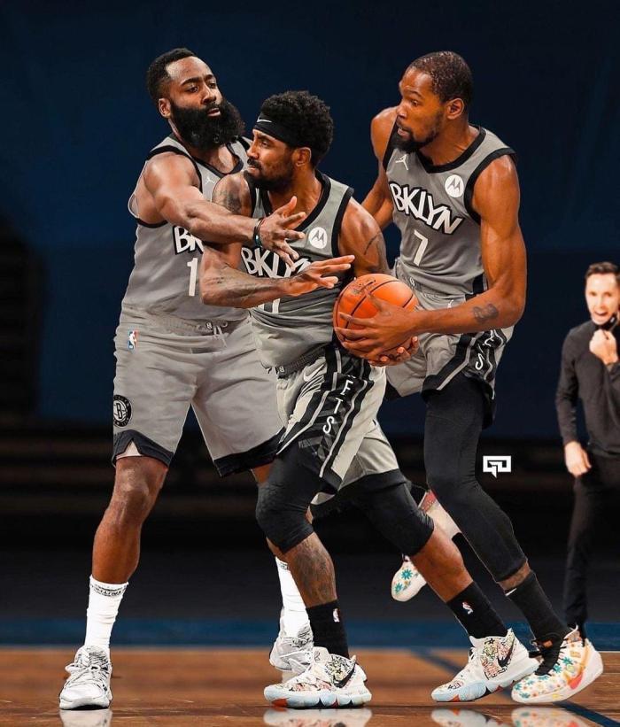  卡尔斯鲁厄门将神勇发挥，屡次化解对手必进球机会